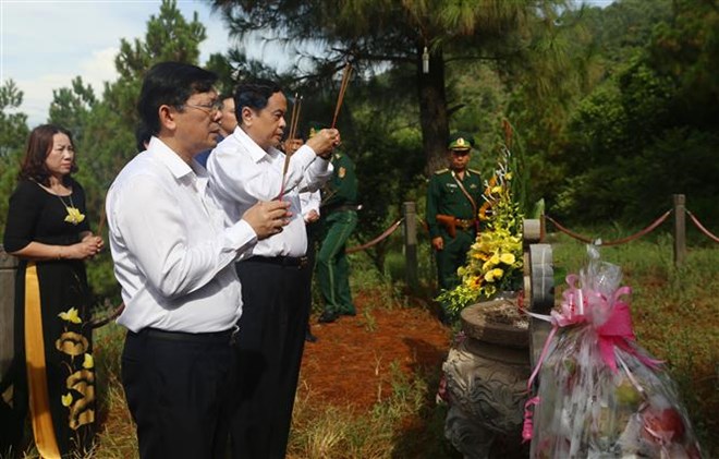 Activities pay floral tribute to martyrs and Vietnamese heroic mothers in provinces