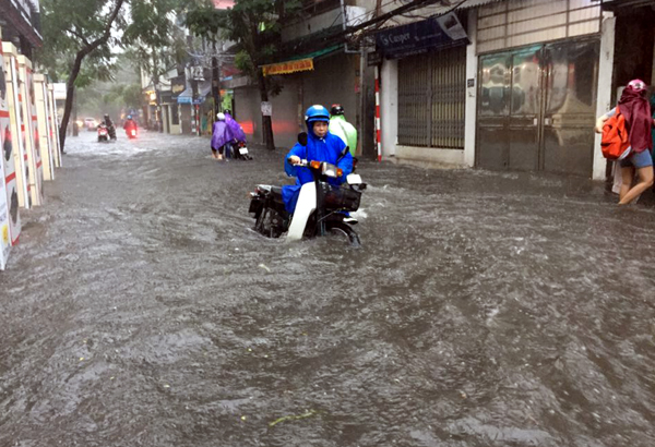 Ảnh hưởng của hoàn lưu bão số 2, Hà Nội mưa lớn, nhiều khu phố đã bị ngập - Ảnh 9.