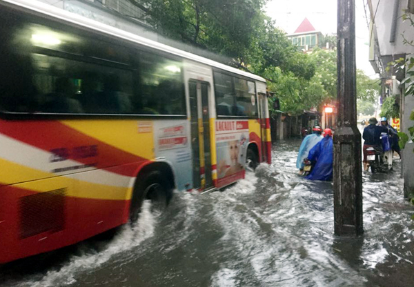 Ảnh hưởng của hoàn lưu bão số 2, Hà Nội mưa lớn, nhiều khu phố đã bị ngập - Ảnh 3.