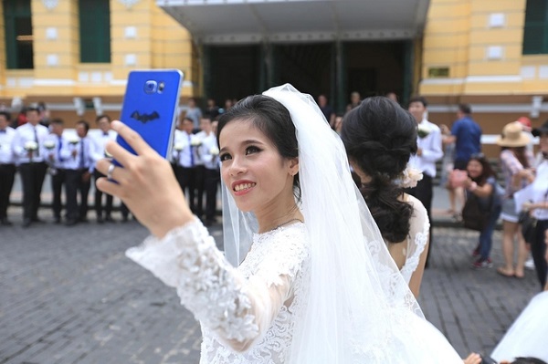 Nearly 70 couples attend mass wedding photography in Hanoi, Saigon