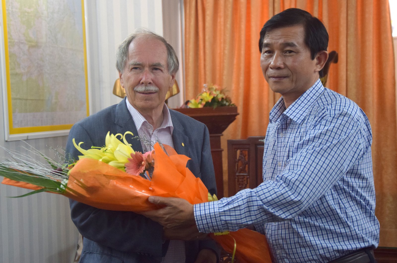 Ông Trần Châu (phải)-phó chủ tịch UBND tỉnh Bình Định ra sân bay đón GS. Gerardus’t Hooft