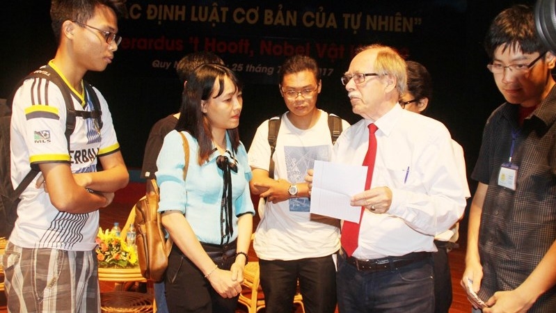 Nobel prize-winning physicist Gerardus’t Hooft meets science enthusiasts in Vietnam