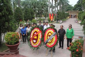 haufo delegation offers incense and flowers at hanois martyrs cemetery