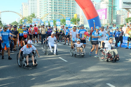 da nang cyclists pedal to raise fund for ao victims