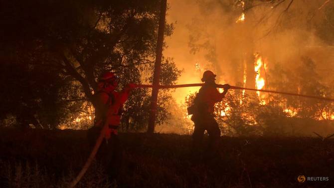 california wildfire spreads quickly thousands evacuated