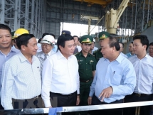 pm inspects environment at formosa ha tinh steel company