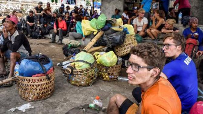 hundreds head down indonesia volcano slopes after quake terror