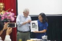 ‘Golden’ anti-war memorabilia presented to Hoa Lo relic site