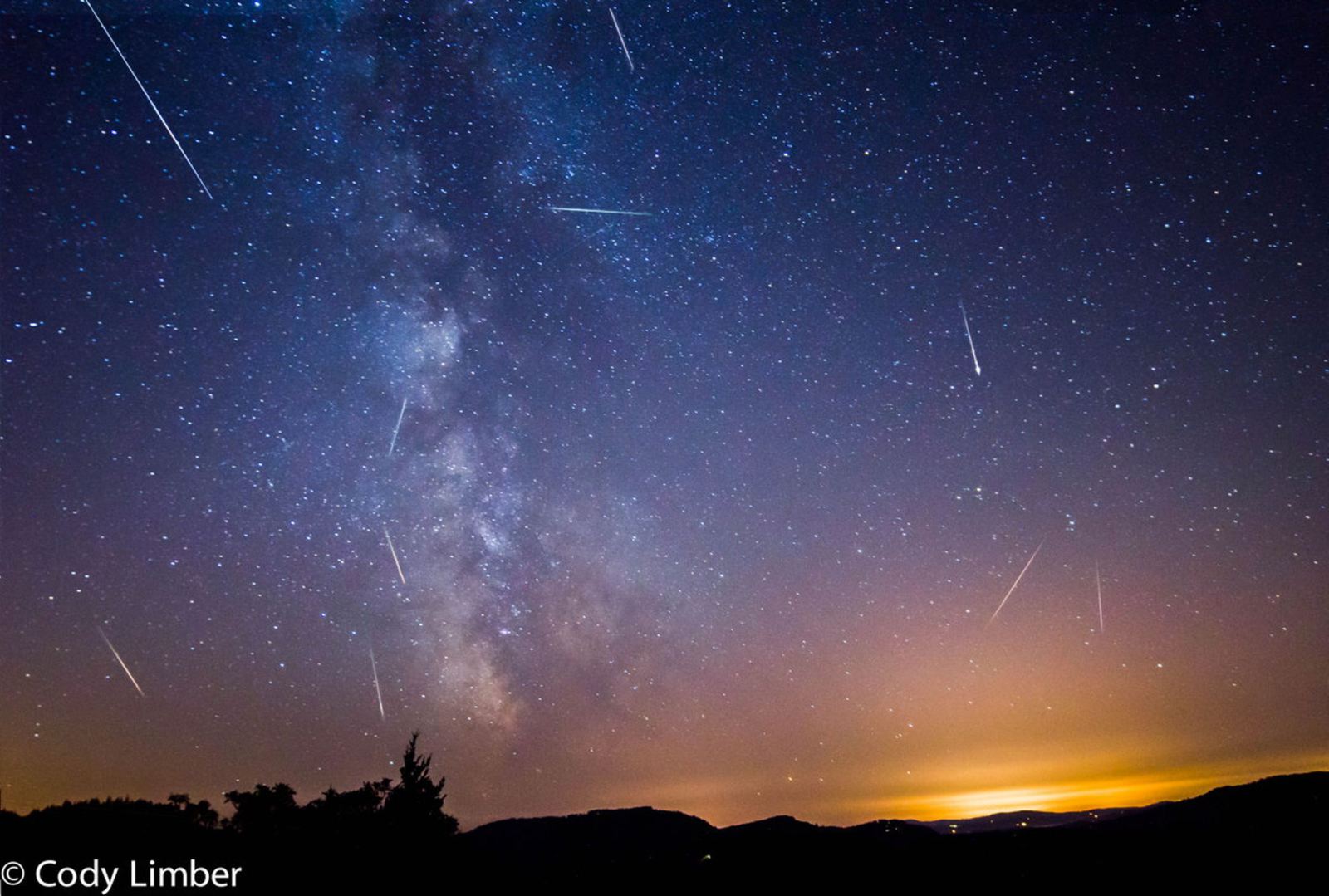 Hanoians eager to see Perseid meteor shower early Friday morning