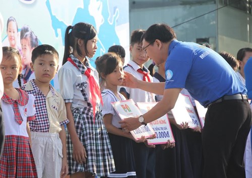 Ho Chi Minh City with 2016 summer youth volunteers campaign