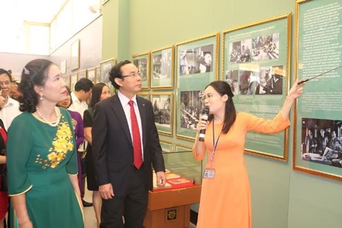 photo exhibition on president ho chi minh and vietnam france friendship