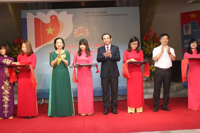 Photo exhibition on President Ho Chi Minh and Vietnam-France friendship