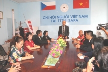 Overseas Vietnamese in Europe raise funds for Vu A Dinh Scholarship