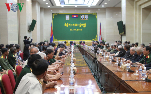 Cambodia Deputy PM met with former Vietnamese volunteer soldiers