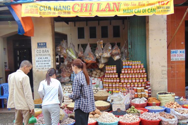 Ba Hoa Market – a venue for birds of a feather