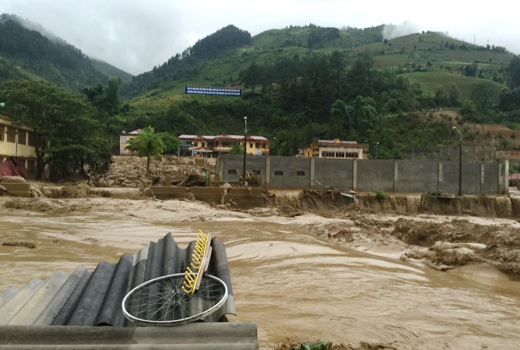 Vietnamese minister cancels golf tournament to aid flood victims
