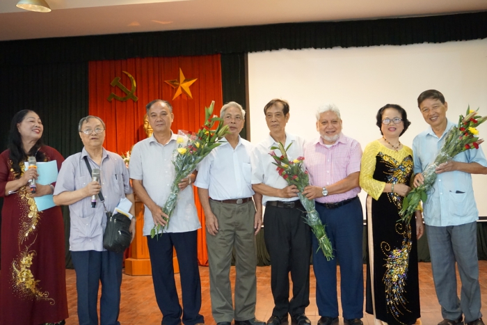 Thuy Khue poetry club published poem collection about Hugo Chávez