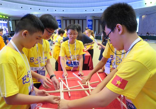 Vietnamese junior students reap 2 silver medals at World Maths Olympiad