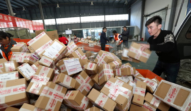 Chinese goods make Singapore “shopping heaven” dying