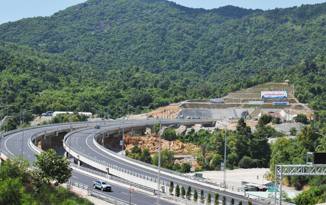 Vietnam's most modern tunnel opens to traffic
