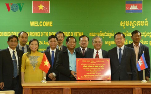 kon tum helps cambodian province build health, education projects  hinh 0