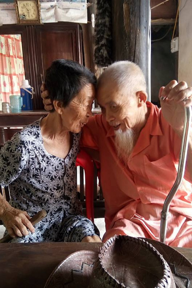 Admiring trans-century friendship of two elderly aged 90