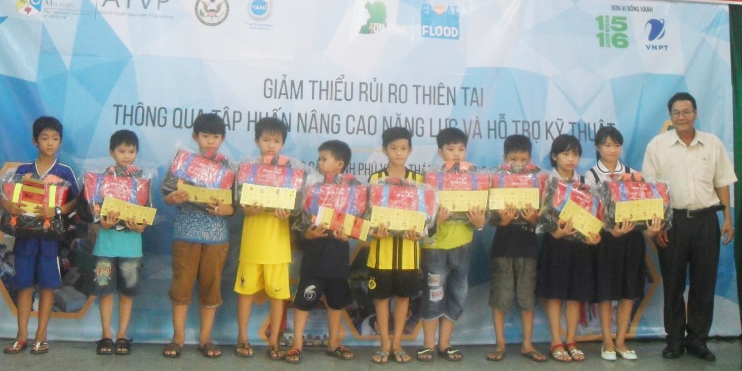 Students in Song Cau (Phu Yen) receive special gifts for new school year