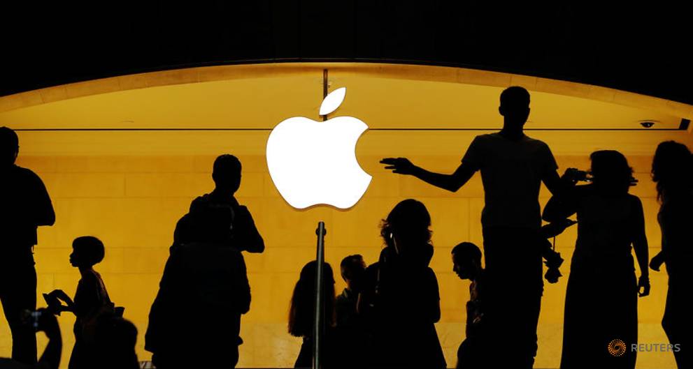 apple breaches usd 1 trillion stock market valuation