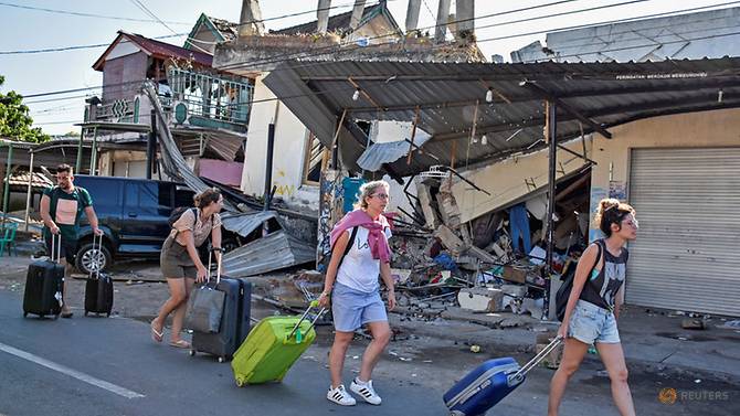 1200 tourists being evacuated from indonesia quake islands disaster agency