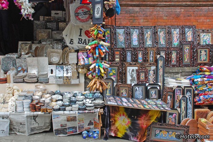 Fall in love with Indonesian culture in Ubud art market