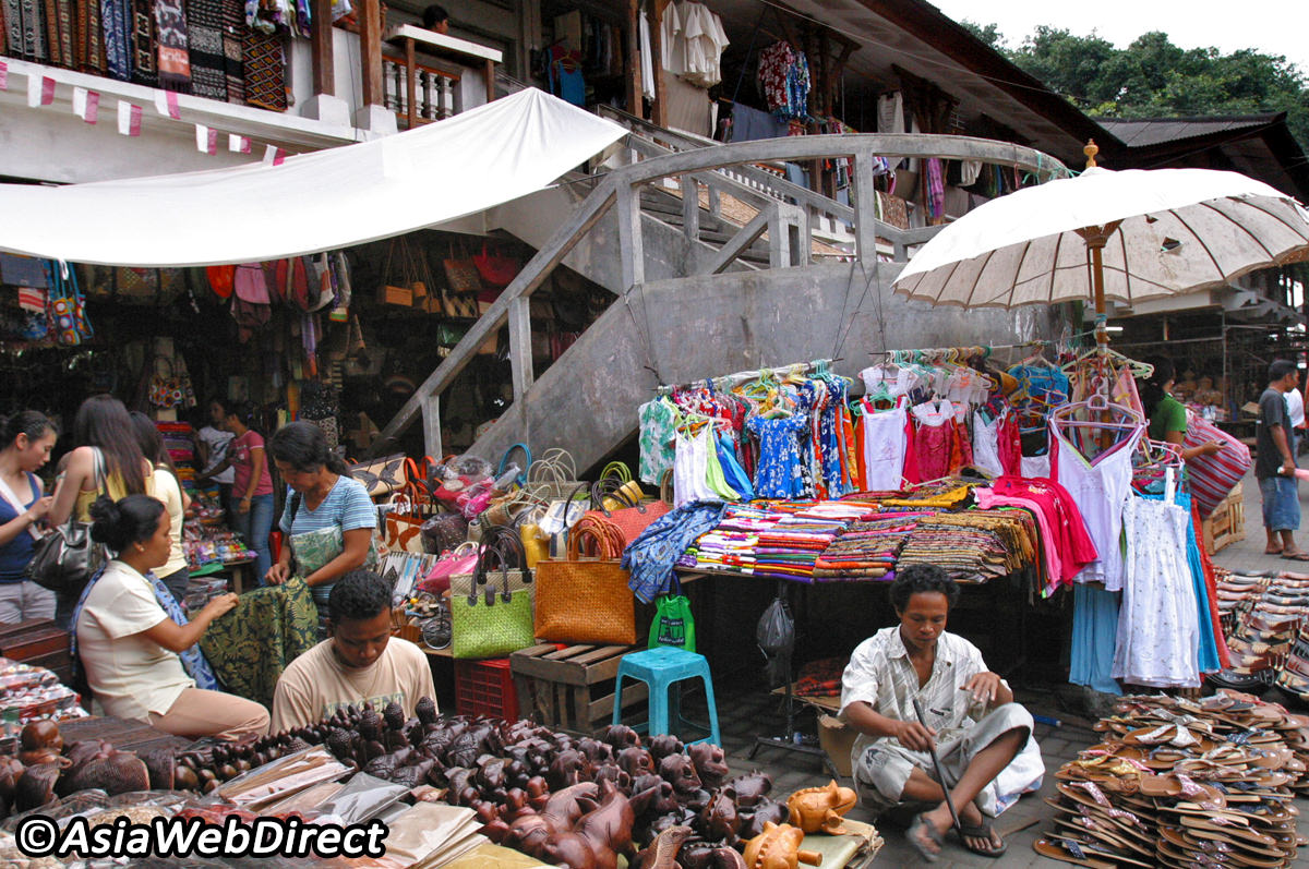 Fall in love with Indonesian culture in Ubud art market