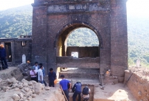 Vestiges unearthed at Hai Van Gate