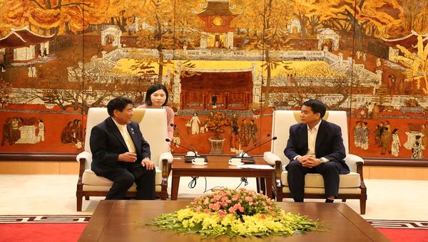 Chairman of the Hanoi People's Committee Nguyen Duc Chung said while hosting the villageâs chief Fujihara Tadahiko. Photo: Kinhtedothi.vn
