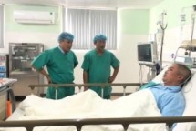 world first hand transplant from living donor performed by vietnamese surgeon