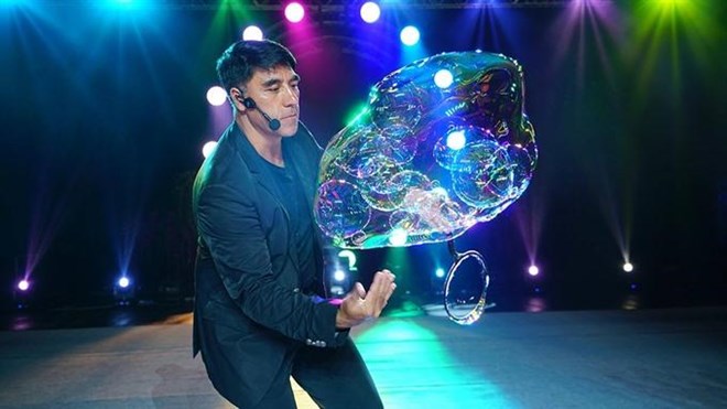 Bubble artist Fan Yang returns to Vietnam
