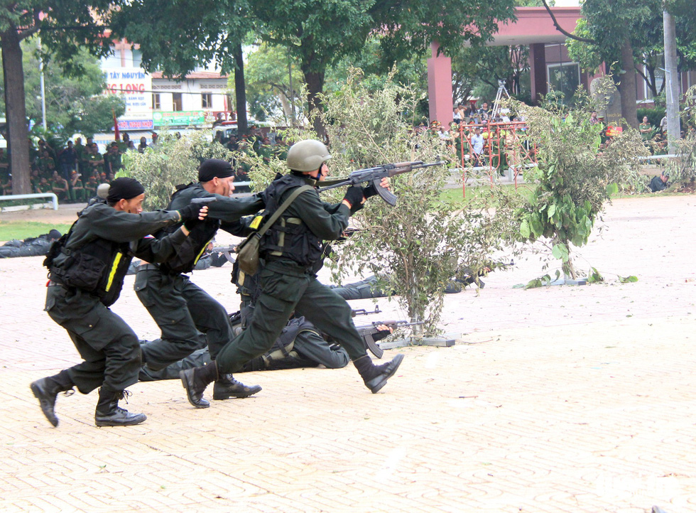 Anti-terrorism exercise held during police competition in Vietnam