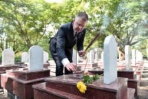 us ambassador visits martyrs cemetary in quang tri for the first time