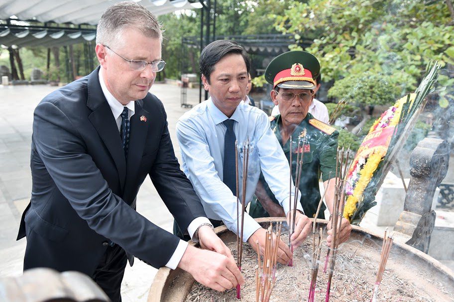 US Ambassador visits martyrs' cemetary in Quang Tri for the first time