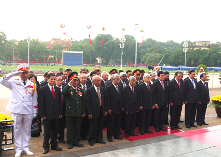 party and state leaders pay homage to president ho chi minh