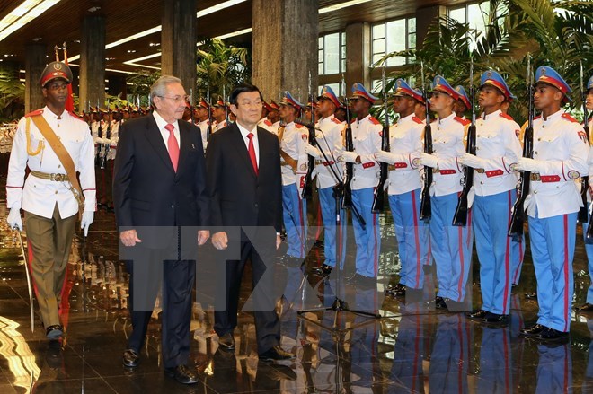 Seeking to bolster fraternal solidarity and comprehensive cooperation between Vietnam and Cuba