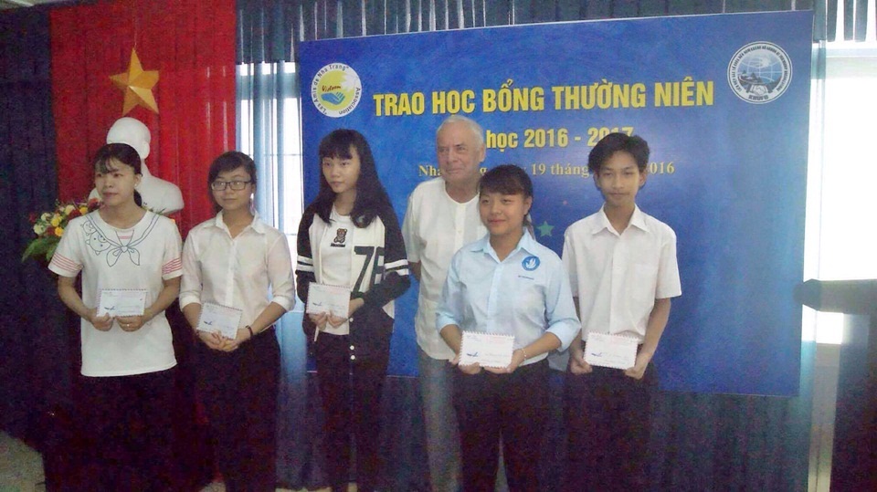 Les Amis de Nha Trang grant scholarships