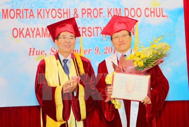 Hue University presents honorary title to Japanese professors