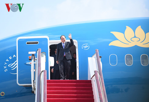 PM Phuc begins official visit to China