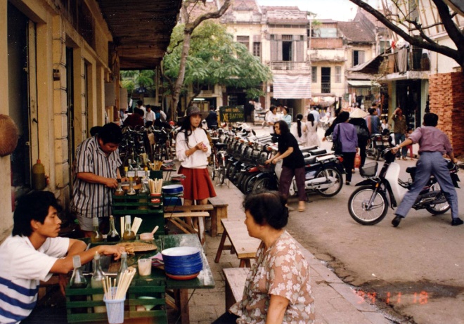 Hanoi Old Quarter during 1990s through photos of Japanese Ambassador