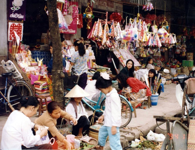 Hanoi Old Quarter during 1990s through photos of Japanese Ambassador
