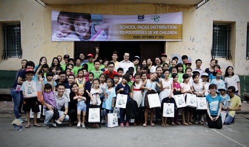 French NGO gives Vietnamese students gifts for new school year