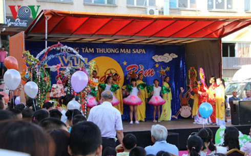 OV children in Czech Republic enjoy mid-autumn festival