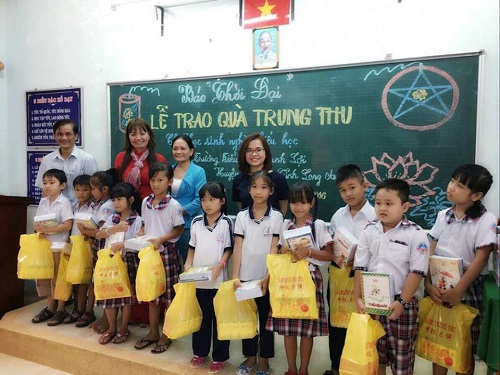 meaningful mid autumn festival with poor children in thanh loi school