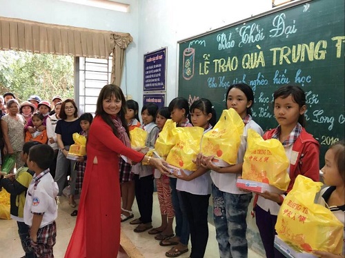 Meaningful Mid-Autumn Festival with poor children in Thanh Loi school