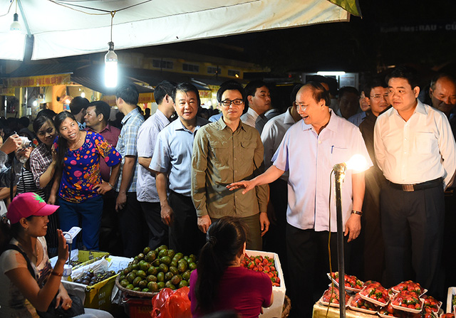 PM Nguyen Xuan Phuc to inspect Long Bien market from daybreak